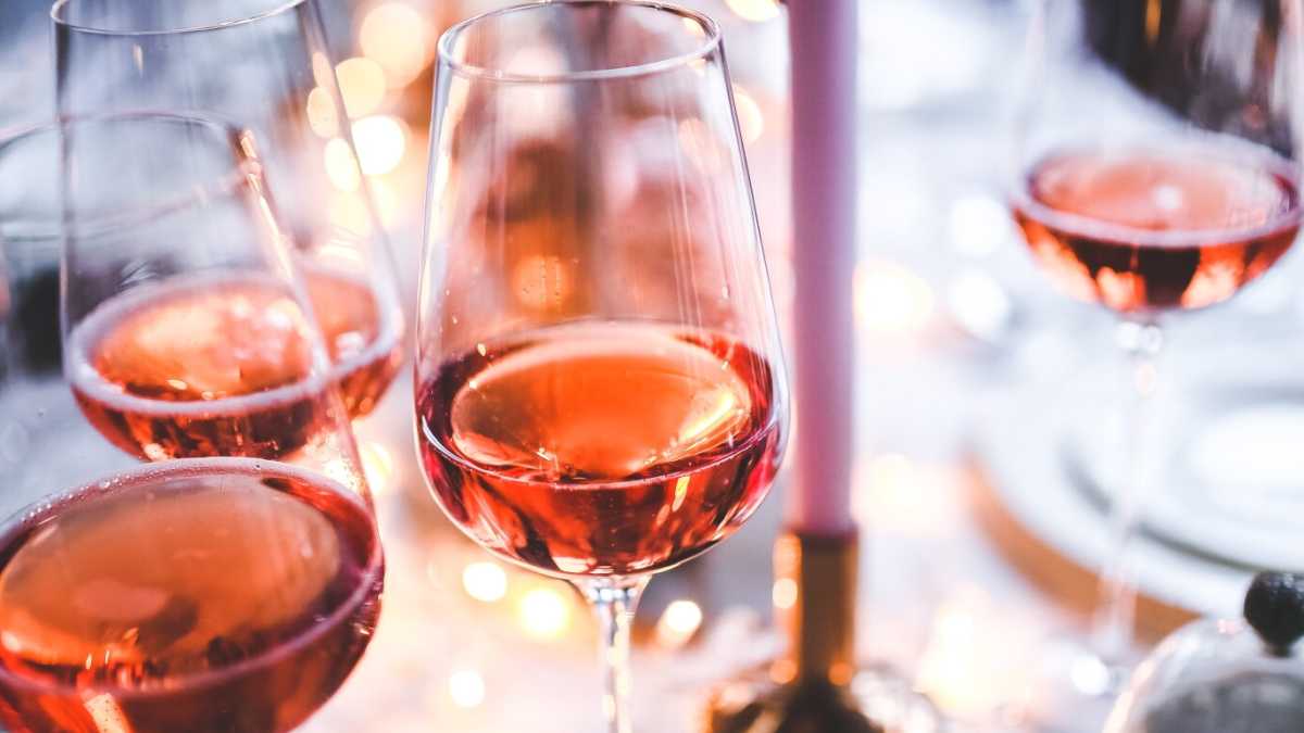 Immagine di I francesi bevono rosa, gli italiani si sono rimbambiti con l’arancione