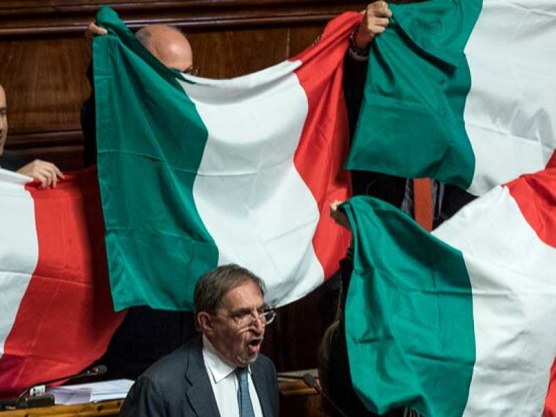 30 maggio 2019, la protesta dei senatori di Fratelli d'Italia contro il ministro Trenta per il tema della parata militare del 2 giugno (foto LaPresse)