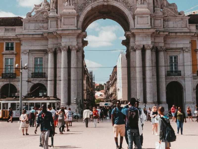 La Pra&ccedil;a do Com&eacute;rcio a Lisbona (foto Unsplash)