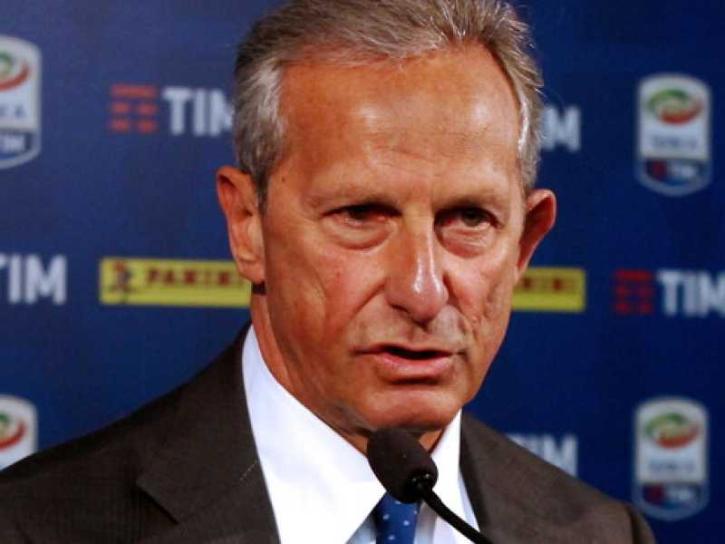  Il presidente della Lega Serie A, Gaetano Miccich&egrave;, arriva in sala stampa per la conferenza dopo le decisioni sui diritti televisivi (foto LaPresse)