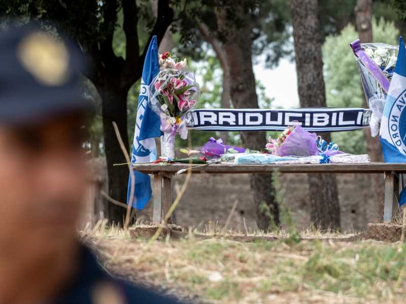 Delitto Piscitelli a Roma, i tifosi omaggiano l'ultrà della Lazio (foto LaPresse)