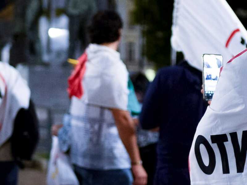 Militanti del Movimento 5 Stelle protestano sotto la prefettura di Torino (foto LaPresse)