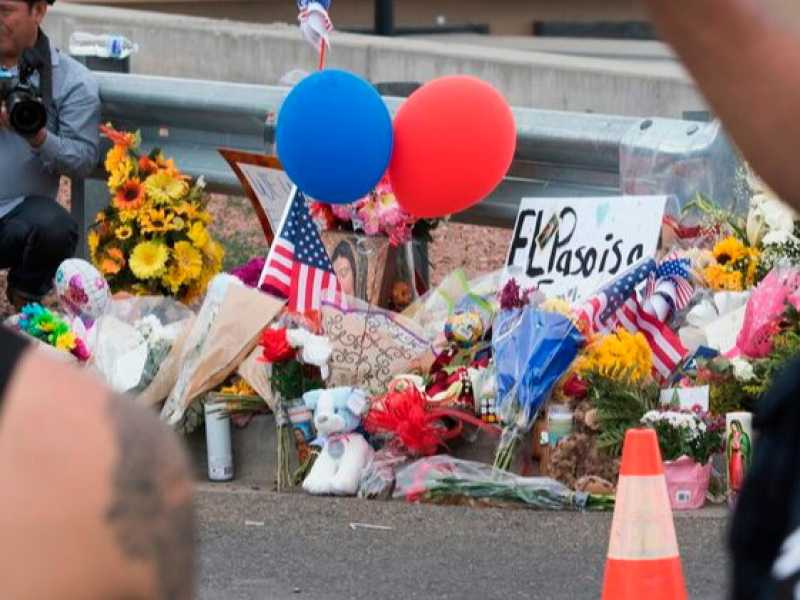 Fiori davanti al centro commerciale Walmart di El Paso (foto LaPresse)