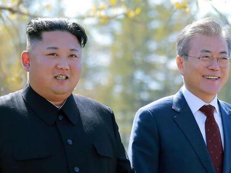  Il leader della Corea del Nord Kim Jong Un e il presidente sudcoreano Moon Jae-in camminano insieme presso Samjiyon (foto LaPresse)