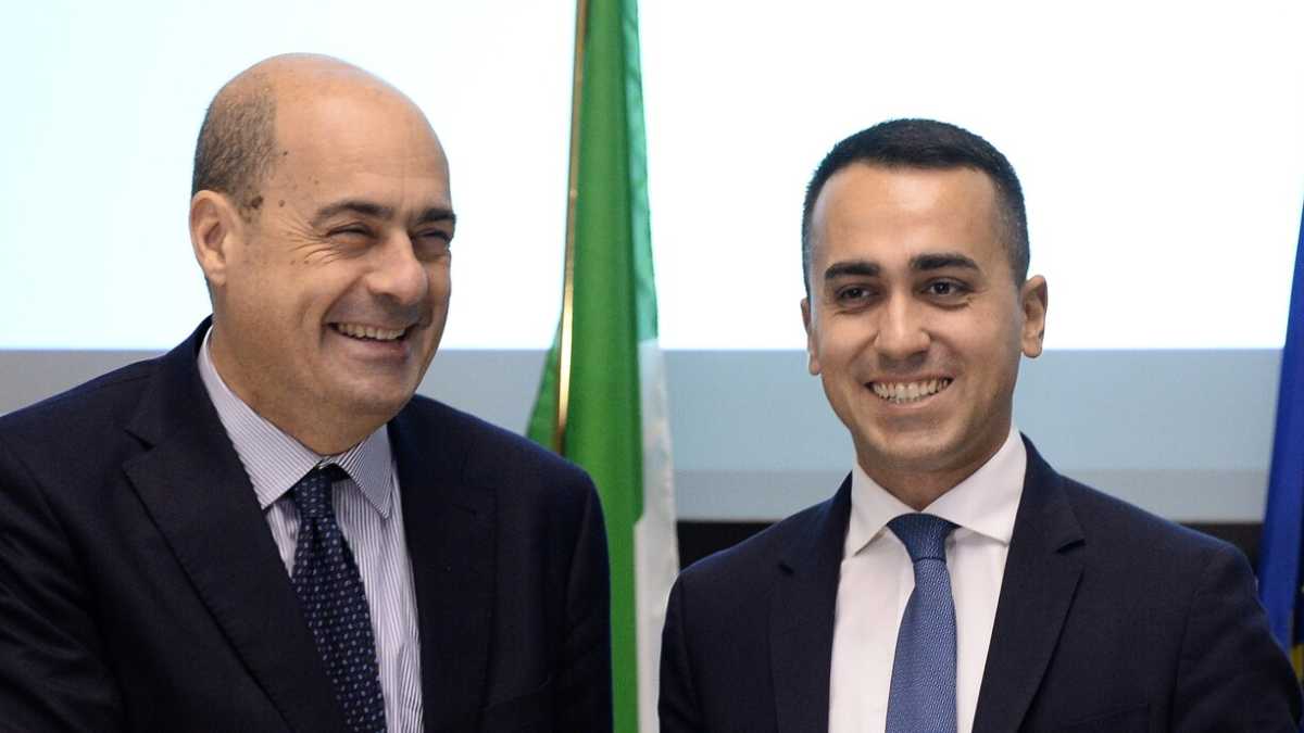 Immagine di Il giorno dei sorrisi tra M5s-Pd (ma ai grillini piacerebbe di più Zingaretti che Renzi)