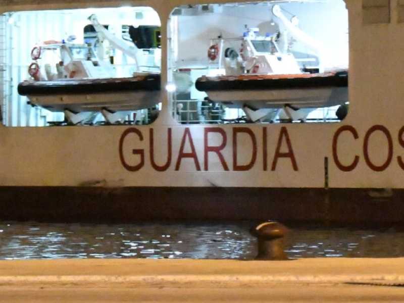 I migranti soccorsi dalla nave Diciotti della Guardia Costiera italiana sbarcano a Pozzallo (foto LaPresse)