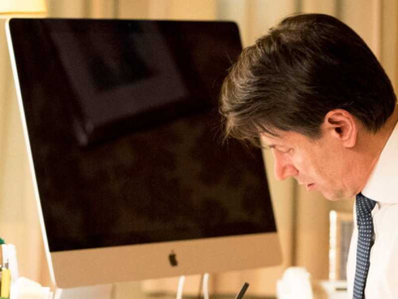 Il presidente del Consiglio Giuseppe Conte a Palazzo Chigi prima della dichiarazione sulla crisi di governo (foto LaPresse)