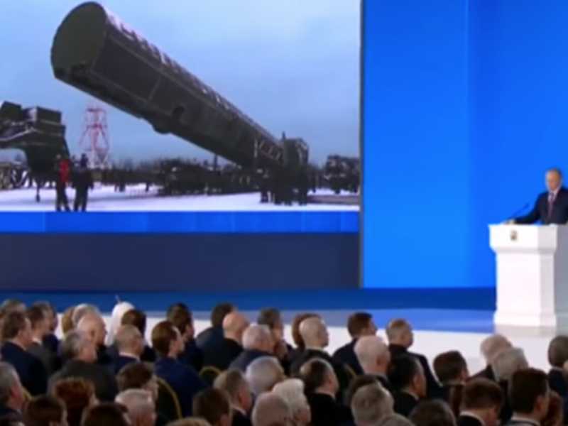 Il presidente russo Vladimir Putin presenta le nuove armi strategiche, tra cui il missile che non può essere intercettato dai sistemi americani