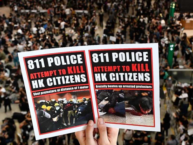  I manifestanti pro-democrazia si riuniscono contro la brutalit&agrave; della polizia e il controverso disegno di legge di estradizione all'aeroporto internazionale di Hong Kong il 12 agosto 2019 (LaPresse)
