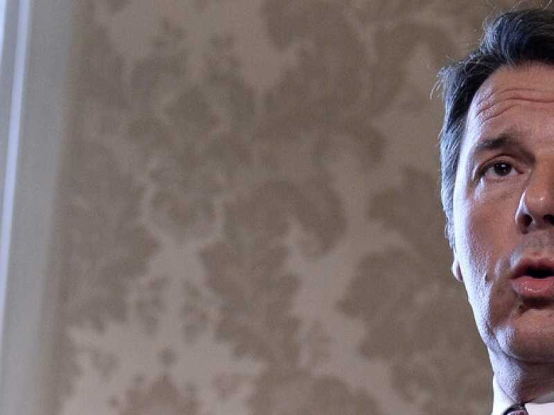 L'ex premier Matteo Renzi tiene una conferenza stampa in Senato (foto LaPresse)