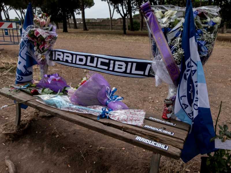 Delitto Piscitelli a Roma, i tifosi omaggiano l'ultrà della Lazio