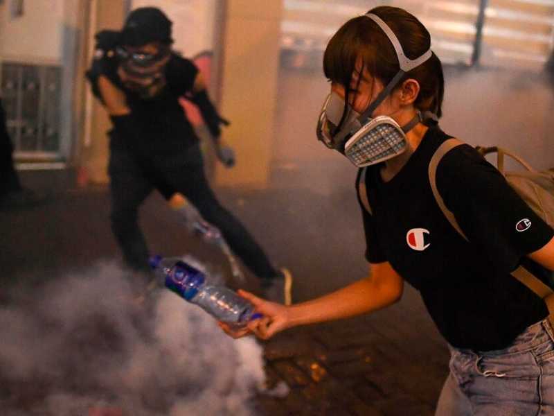 Hong Kong, alta tensione: la polizia spara lacrimogeni sui dimostranti (Foto LaPresse)
