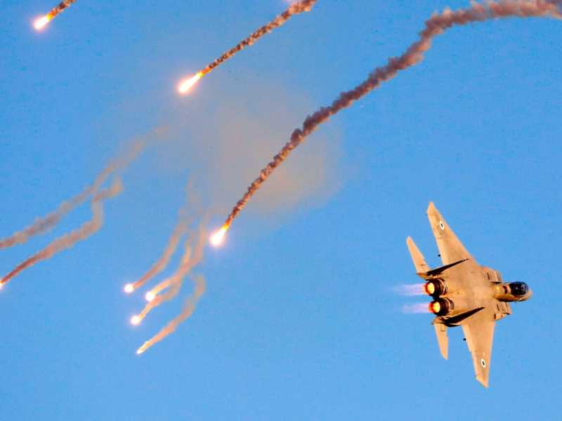 Un aereo da combattimento israeliano F-15 durante un&rsquo;esercitazione nel deserto del Negev (foto di Jack Guez / AFP)