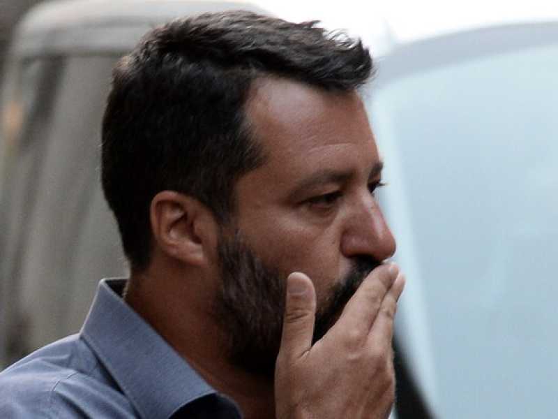 Matteo Salvini esce dall'Hotel Palatino dopo la riunione con i parlamentari della Lega del 12 agosto (foto LaPresse)