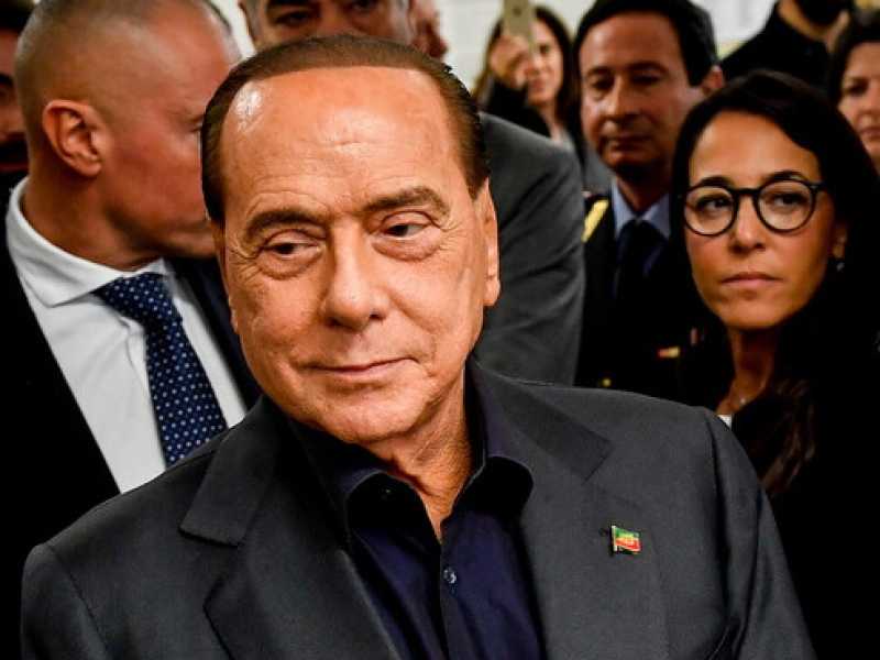 Silvio Berlusconi vota per le elezioni europee (foto LaPresse)