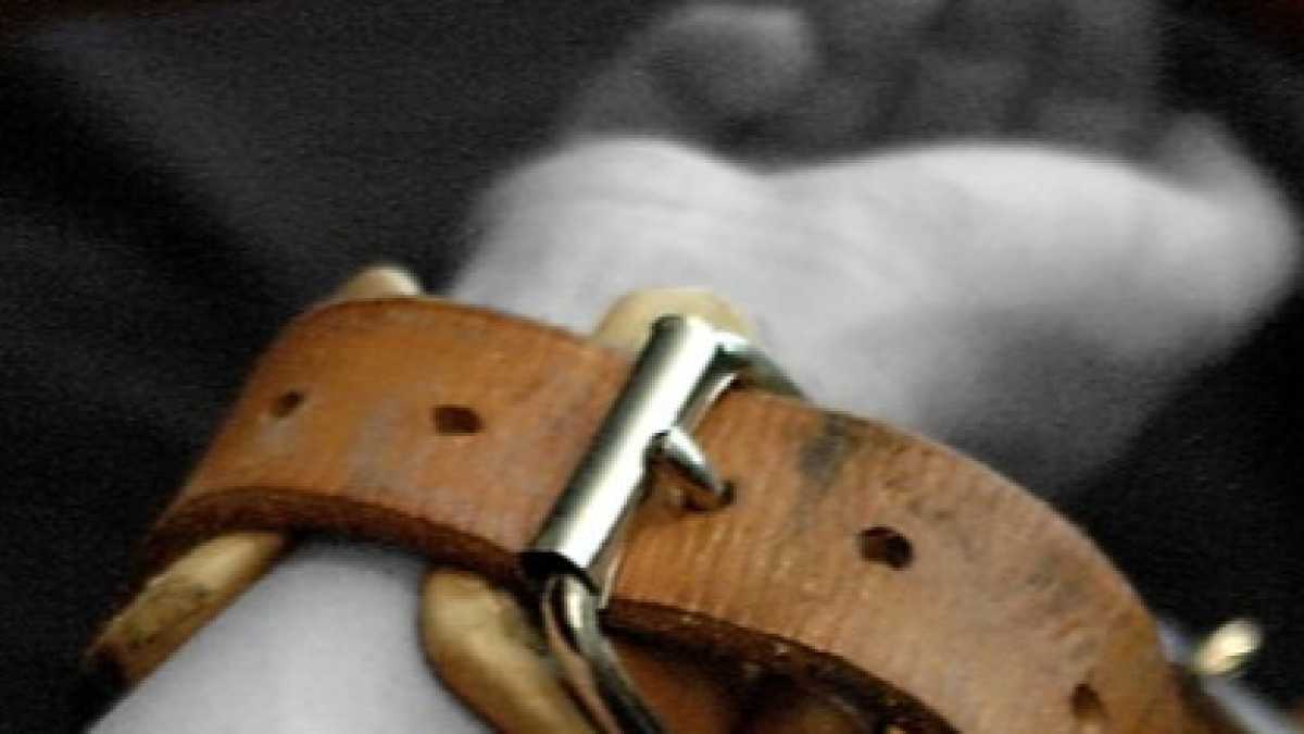 Immagine di Morire legati a un letto d'ospedale