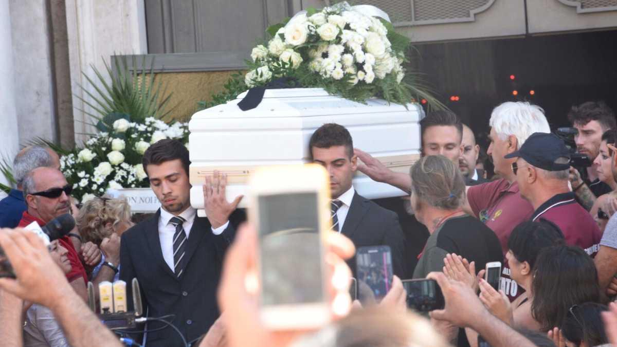Immagine di Due funerali e quattro deficienti (gli italiani)