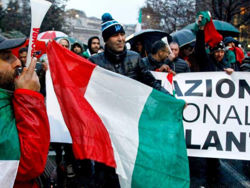 Manifestazione ambulanti a Milano (LaPresse)