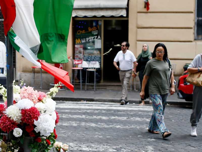 Carabiniere ucciso, fiori e bandiere listate a lutto sul luogo dell'accoltellamento (LaPresse)