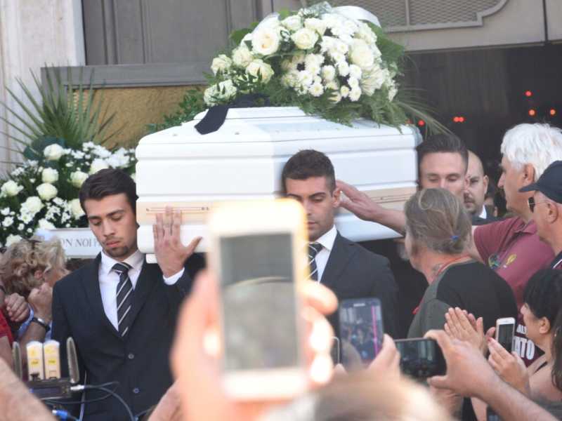 Roma, funerali di Fabrizio Saccomanni nella chiesa di San Salvatore in Lauro (LaPresse)