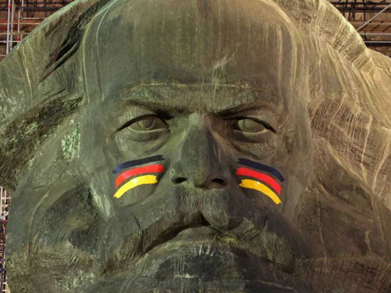 La stauta di Karl Marx a Chemnitz con i colori della bandiera tedesca (LaPresse)