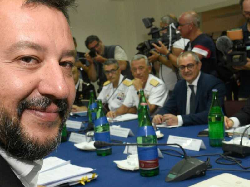 Il ministro dell'Interno Matteo Salvini a Castel Volturno in occasione del Comitato nazionale Ordine e Sicurezza (foto LaPresse)