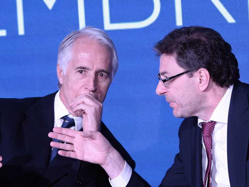Il presidente del Coni, Giovanni Malag&ograve;, con il sottosegretario alla Presidenza del Consiglio dei ministri, Giancarlo Giorgetti, durante la recente conferenza stampa sulle Olimpiadi che nel 2026 si te