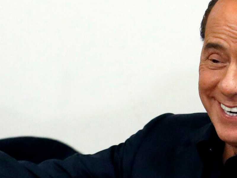 Il leader di Forza Italia Silvio Berlusconi vota per le elezioni europee (foto LaPresse)
