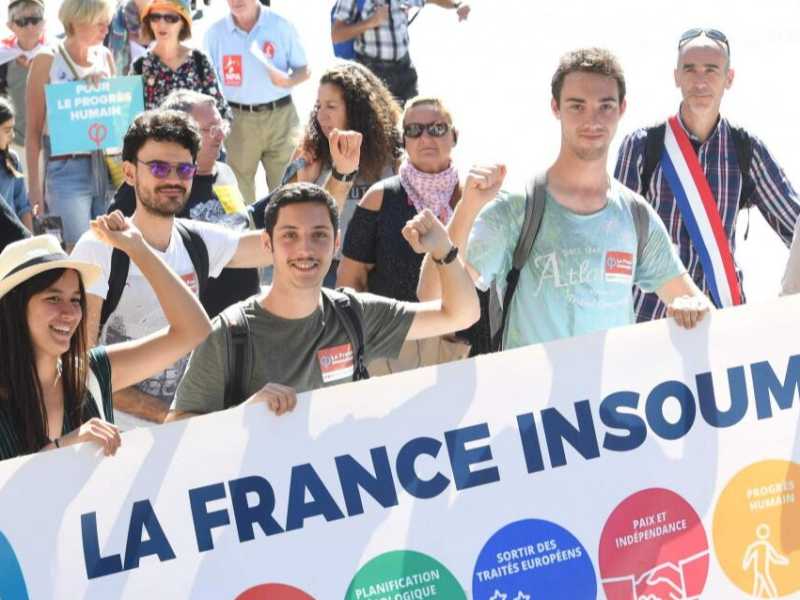 Manifestazione a Parigi della France insoumise. &ldquo;Stiamo assistendo a una battaglia titanica tra due visioni del mondo in conflitto&rdquo;, ci spiega Patrick J. Deneen, autore di &ldquo;Why liberalism failed&rdquo; 