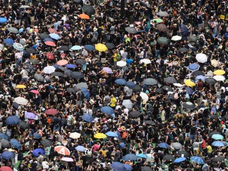 Migliaia di manifestanti protestano pacificamente a Hong Kong (foto LaPresse)