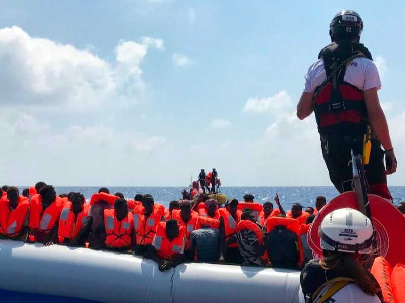 Ocean Viking, la nave della ong salva 85 migranti nel mediterraneo (foto LaPresse)