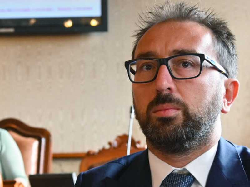 Il ministro della Giustizia Alfonso Bonafede al 39&deg; anniversario della strage alla stazione di Bologna (foto LaPresse)