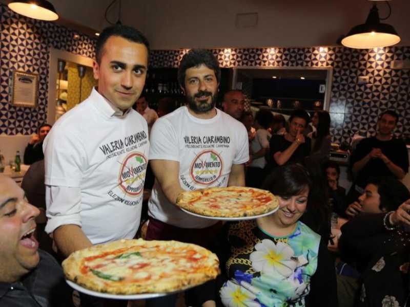 Luigi Di Maio e Roberto Fico nel 2015 a Napoli: allora erano semplici parlamentari del M5s (foto LaPresse)