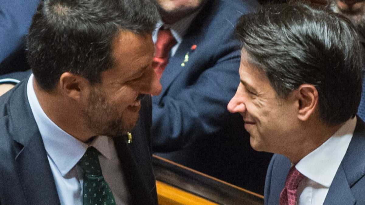 Immagine di Irresponsabile ed eversivo. Conte sfiducia Salvini