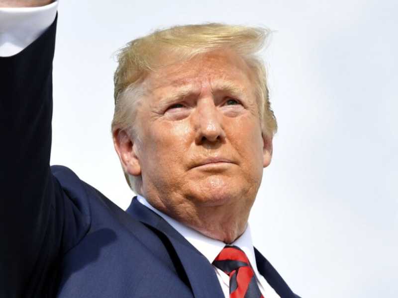 Il presidente degli Stati Uniti Donald Trump parla alla stampa prima di salire a bordo dell'Air Force One a Morristown (foto LaPresse)