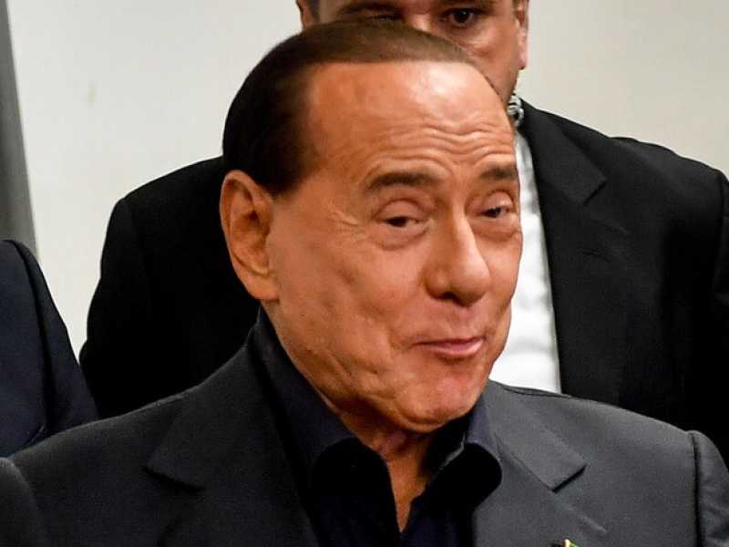 Silvio Berlusconi vota per le elezioni europee (foto LaPresse)