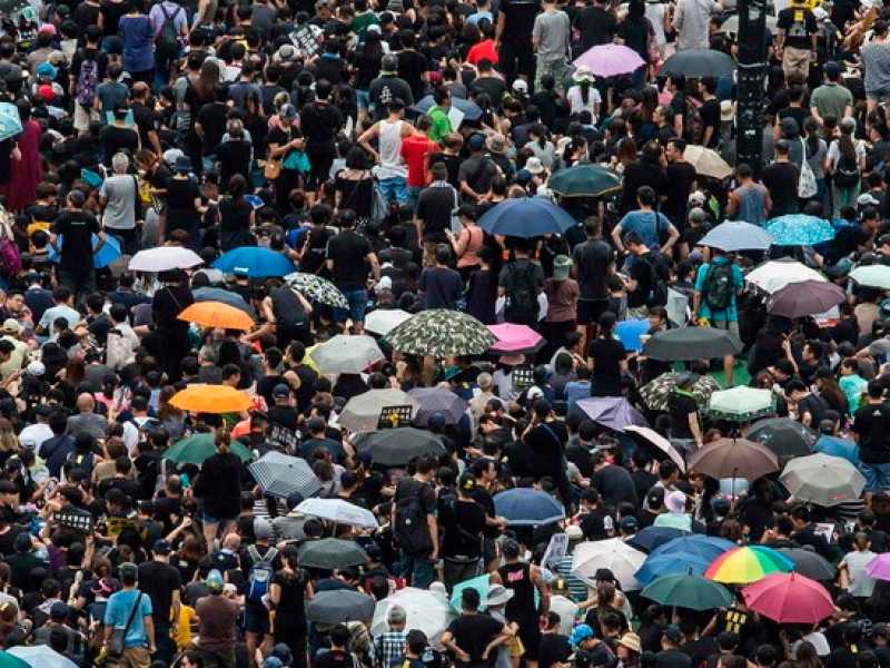 Migliaia di manifestanti manifestano pacificamente a Hong Kong (foto LaPresse)