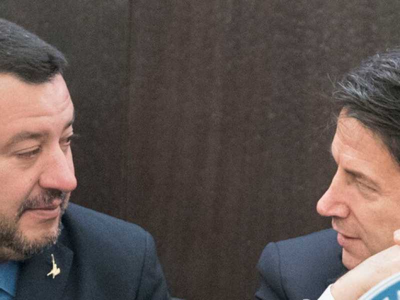 Il premier Giuseppe Conte e il ministro dell'Interno Matteo Salvini alla conferenza stampa per il 500&deg; anniversario di Leonardo Da Vinci (foto LaPresse)