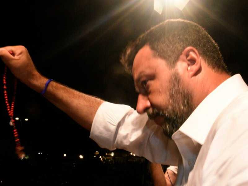  Matteo Salvini impugna un rosario durante un comizio(Foto LaPresse)
