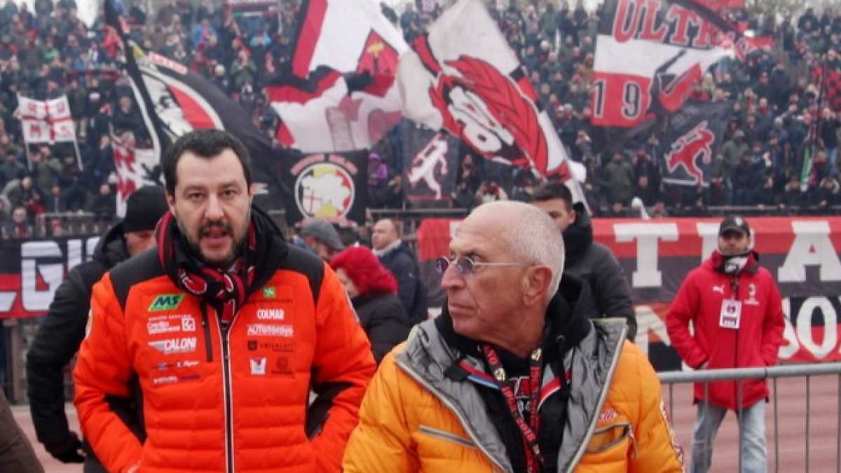 Immagine di Col decreto sicurezza Salvini prende a calci gli ultras