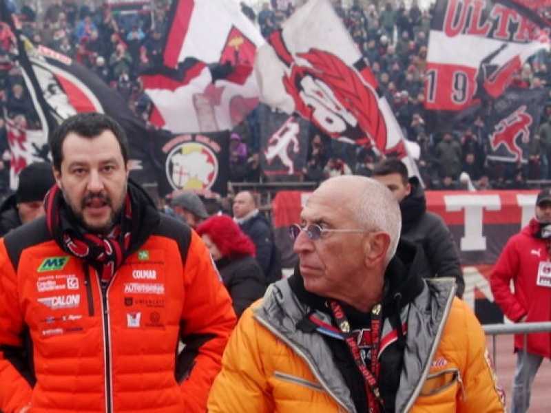 Matteo Salvini alla festa dei 50 anni della curva del Milan (foto LaPresse)
