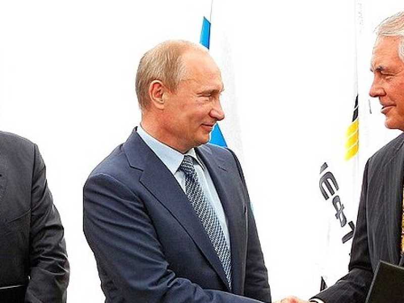 Vladimir Putin supervisiona la firma di un accordo tra Igor Sechin della Rosneft e Rex Tillerson della ExxonMobil nel 2012