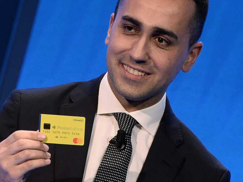 Il ministro del Lavoro Luigi di Maio tiene in mano la prima card per il Reddito di cittadinanza (foto LaPresse)
