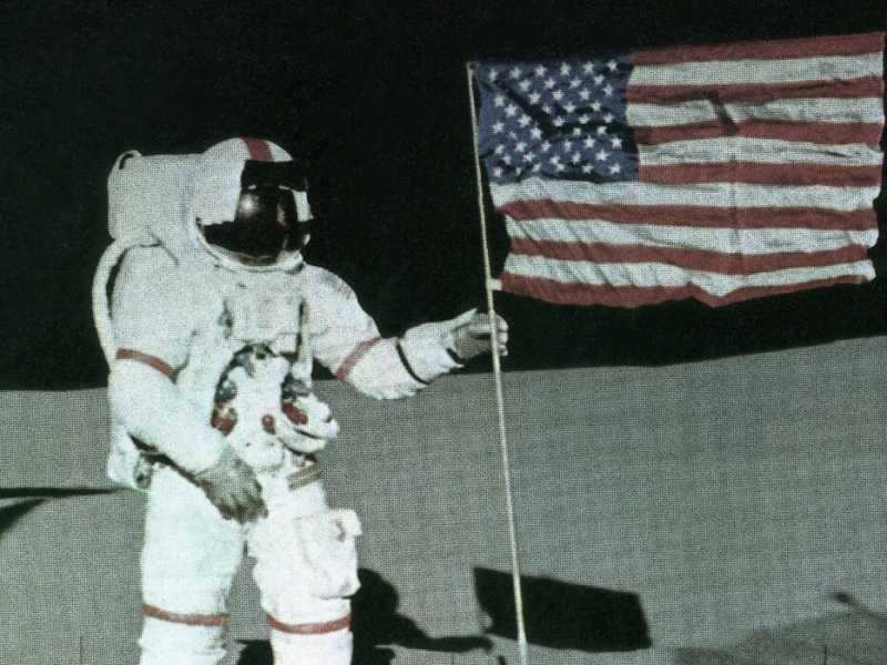 Il comandante dell&rsquo;Apollo 14 Alan B. Shepard jr sar&agrave; il primo uomo a giocare a golf nello spazio (foto LaPresse) 