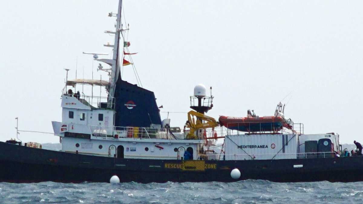 Immagine di La Mare Jonio recupera 100 migranti