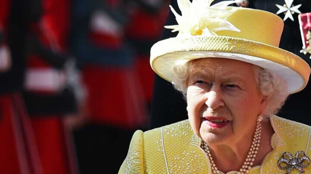 Immagine di Elisabetta, la regina che non può dire di no al buzzurro biondo (ma è molto stufa)