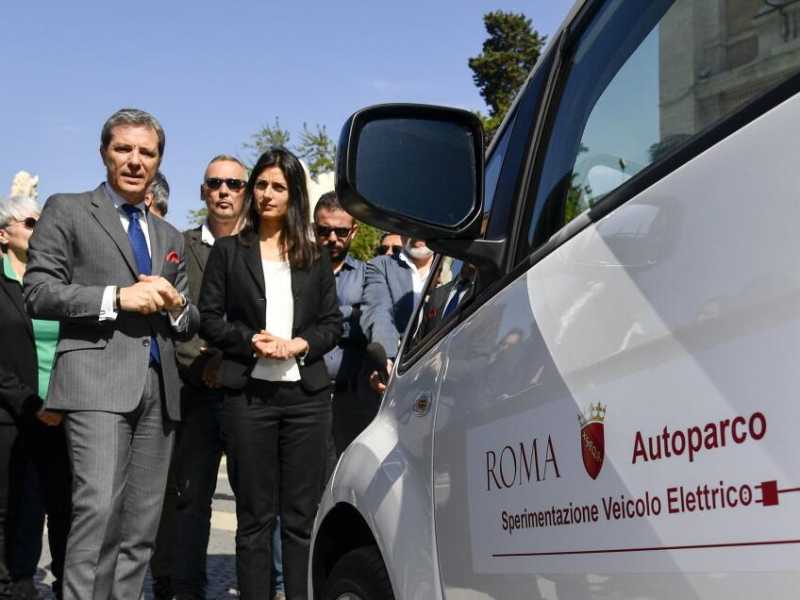 Consegna auto elettriche a Roma Capitale (Foto LaPresse)