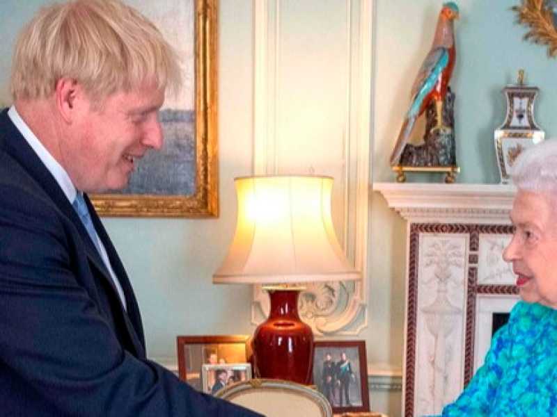 Boris Johnson con la regina Elisabetta (foto LaPresse)