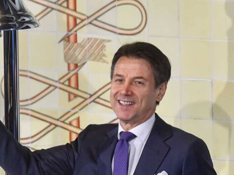 Giuseppe Conte suona la campanella di Piazza Affari (foto LaPresse)