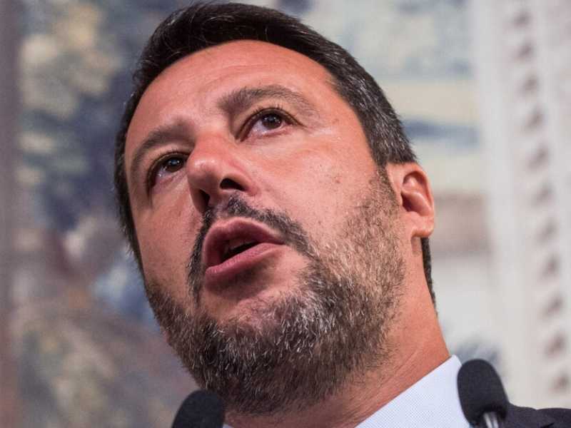 Il ministro dell'Interno Matteo Salvini parla ai giornalisti nel secondo giorno del primo giro di consultazioni (foto LaPresse)